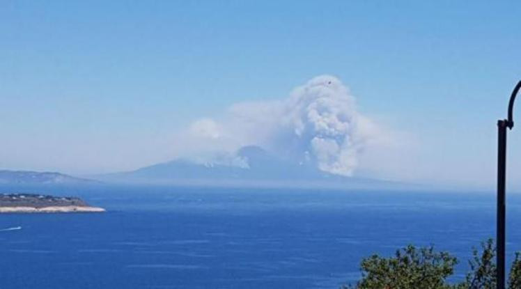 Τρομακτικές εικόνες από την φωτιά στον Βεζούβιο: Σχηματίζονται ακόμα και… πρόσωπα (εικόνες, βίντεο)